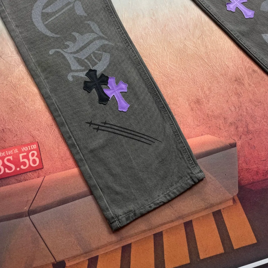 🅿️280 🔘Style number-KL136 🔘Chrome Hearts𝐂𝐡𝐫𝐨𝐦𝐞 𝐇𝐞𝐚𝐫𝐭 24SS official website limited gray and purple cow spray-painted graffiti patchwork leather jeans* Chrome Hearts Online limited edition pants Chrome Hearts Online limited edition black and purple jeans are coming! Black and purple cross leather, mysterious and noble. Limited graffiti spray painting, full of personality and non-contrasting. The straight, loose fit flatters your legs and is super comfortable. The trendy and cool style is popular, and it is available in limited quantities. Don’t be slow to order, so hurry up and place your order to embrace exclusive fashion.  Size: M L XL XXL (30.32.34.36) Color: Dark Gray